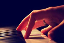 坏消息,勇士队的库里因背部受伤被排除在对阵雄鹿队的比赛之外.