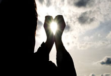 坏消息，勇士队的库里因背部受伤被排除在对阵雄鹿队的比赛之外.